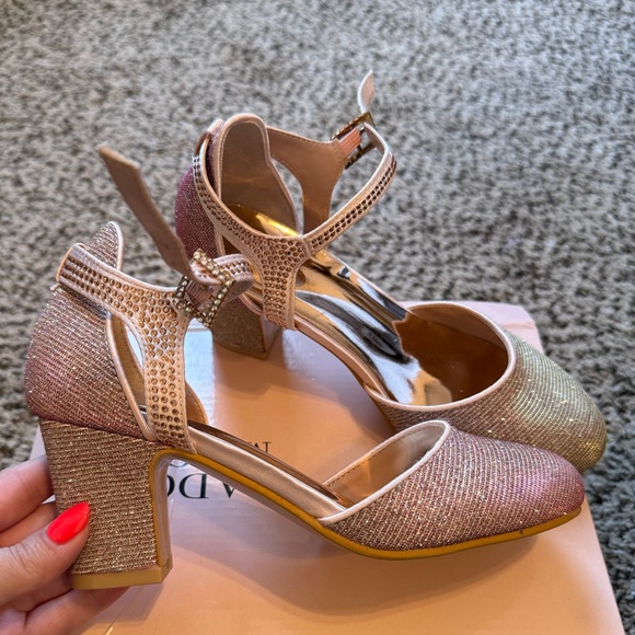 Worn once, size 2 Badgley Mischka girls heels - Picture 5 of 7